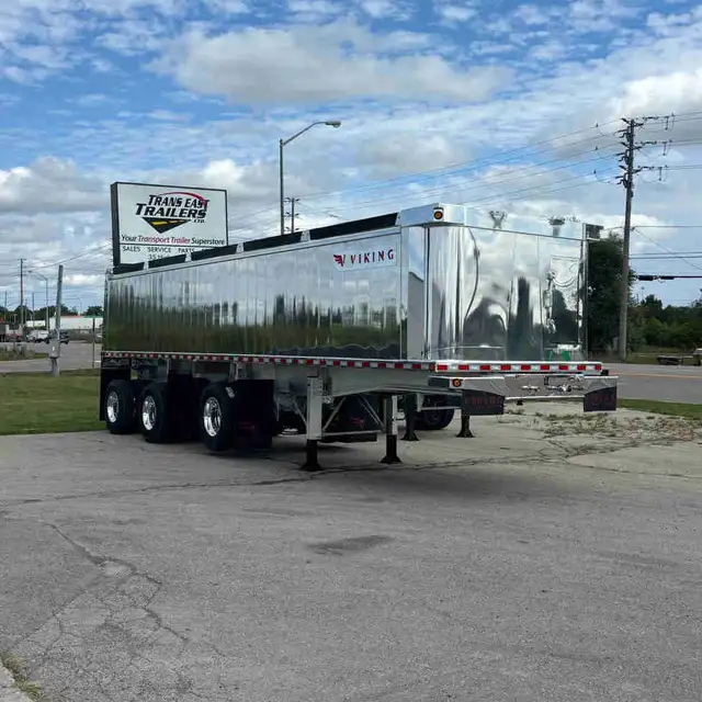 2026 Viking Tri-Axle Gravel End Dump in Heavy Equipment in Hamilton - Image 2