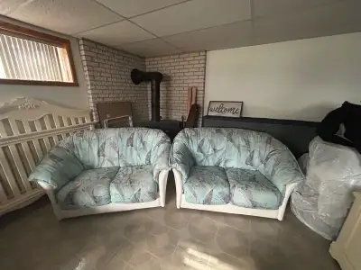2 Superbes beaux fauteuils à vendre. Très propres , confortables, bien entretenus - Maison non fumeu...