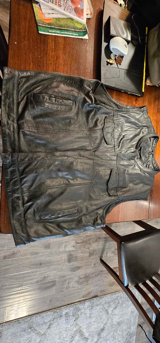 Leather motorcycle vest mint condition with indian motorcycle  in Men's in Winnipeg