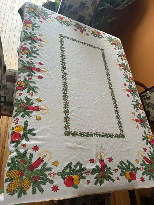 Nappe de Noel qui a du vécu in Hobbies & Crafts in Québec City - Image 2
