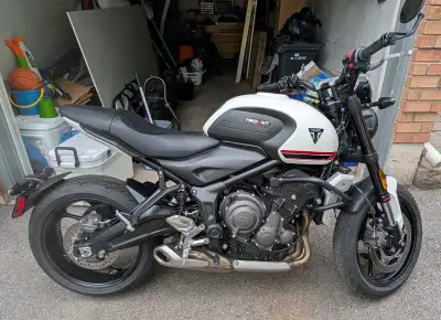 In very good condition with only 3900 km. All service work has been completed by a Triumph dealer. -...