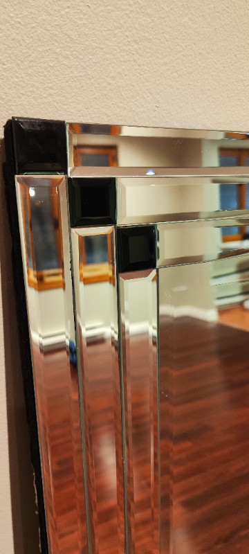Wall Accent Mirror with Bevelled Glass dans Décoration intérieure et accessoires  à Ville de Montréal - Image 2