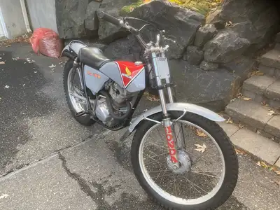 Super moto de trial vintage. Complètement refaite, fonctionne très bien et est immatriculée.