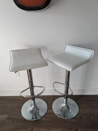 Set of two white adjustable bar stools, height range approx. 60-80 cm, with swivel seats and chrome...