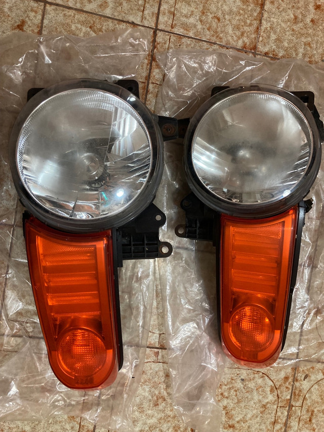 FJ CRUISER GENUINE TOYOTA HEAD LIGHT ASSEMBLY  in Auto Body Parts in City of Toronto