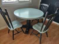 ROUND WOODEN DINING TABLE WITH THREE DINING CHAIRS GREAT SET 