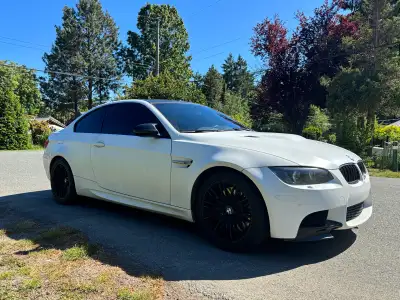 2013 BMW M3 E92 | Last V8 M3 Ever Built | 90,000 km Matte White on Fox Red. 4.0L S65 V8, 7-speed M-D...