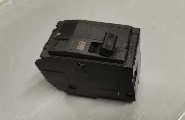 Square D Double Pole 50 Amp QO Plug-On Circuit Breaker in Electrical in Hamilton - Image 3