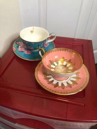 GY. "Aynsley" Bone China Pink & Gold Gilt Tea Cup and Saucer Eng in Arts & Collectibles in Burnaby/New Westminster - Image 2
