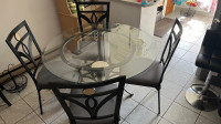 Table en fer forgé et en verre avec 4 chaises 