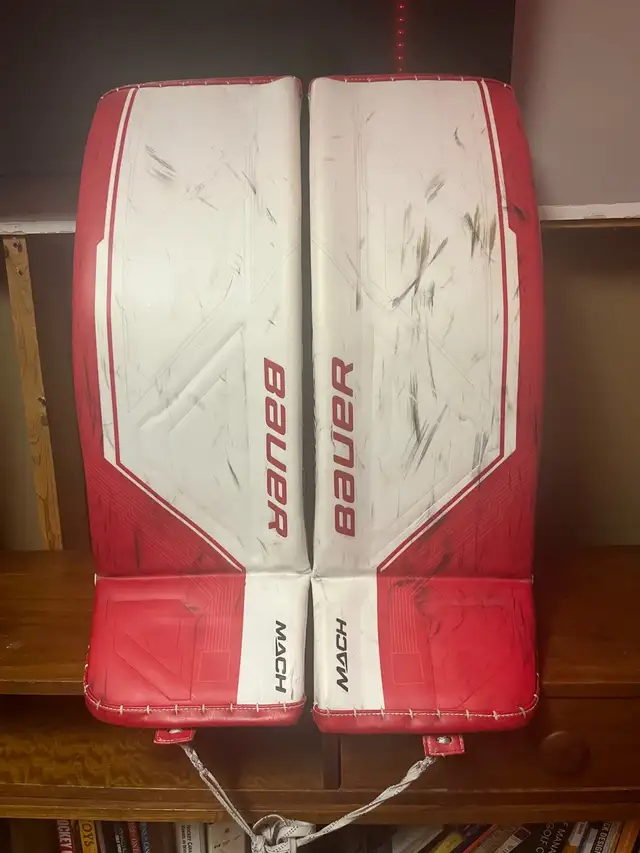 Bauer Mach Goalie Equipment in Hockey in Peterborough - Image 5