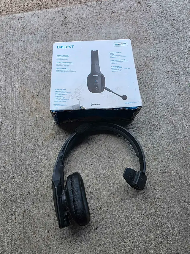 parrot Bluetooth headset in Headphones in Medicine Hat - Image 3