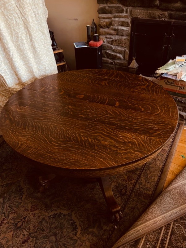 Table antique ronde en chêne tigré ou maillé avec rallonge Mobilier de salle à manger et