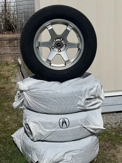 Like‑new Michelin X‑Ice Xi2 winter tires on OEM Acura 17" alloy rims. Used for less than one season....