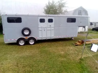 Mapleton 4-horse head-to-head trailer with box stall capabilities. 7'8' inside height. Located in Wo...