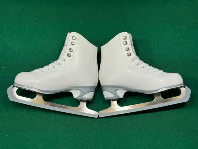 Jackson Girls' 151 Finesse Ice Skates, nearly NEW, size 13J in Skates & Blades in Hamilton - Image 2