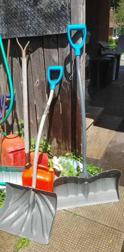 3 yardworks grey shovels worth 50$ each new great condition.. .... 30$ takes all 3. IF YOU WANT DELI...