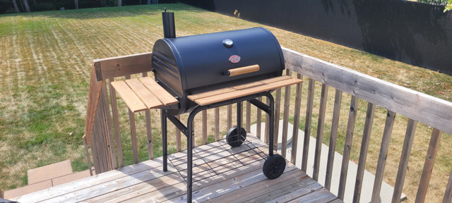 BARBECUE AU CHARBON CHAR GRILLER À VENDRE EN PARFAIT ÉTAT. dans BBQ et cuisine en plein air  à Laurentides
