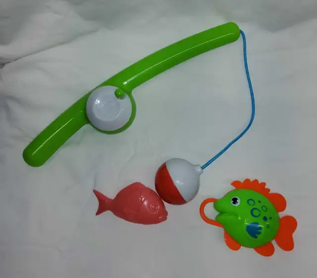 Munchkin 2 Tub Toys Fishing Rod Pole with Bobber & Scuba Diver in Toys in Truro - Image 6