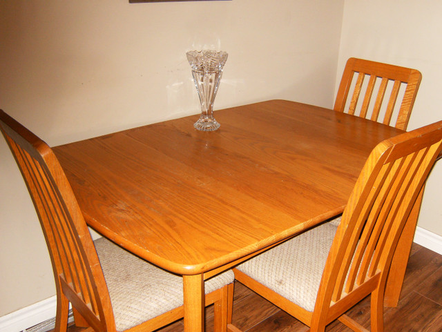 OAK DINNING TABLE SET in Dining Tables & Sets in Owen Sound
