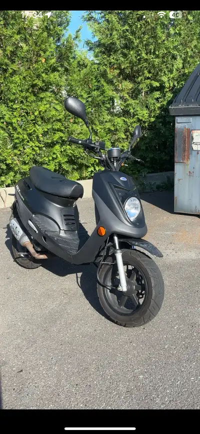 Scooter Adly Bullseye 2023 de 50cc avec seulement 3800km. Fonctionne super bien, 1 seul propriétaire...