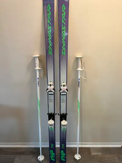 Ski Dynastar 180 avec fixations et bâtons.