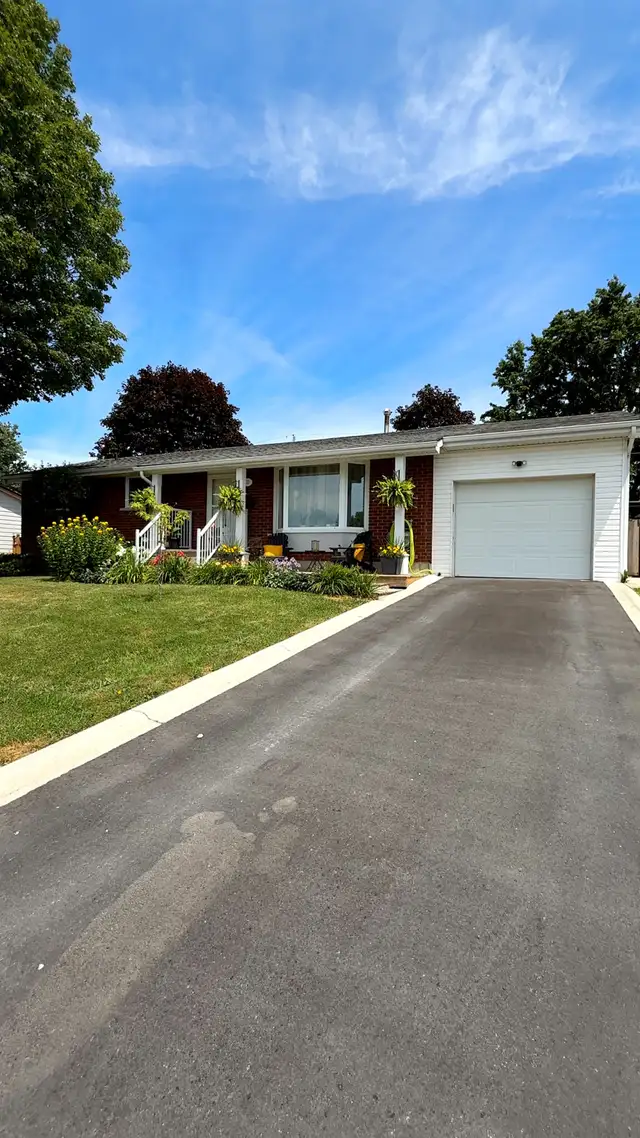 Beautiful Elevated Bungalow in Amherstview