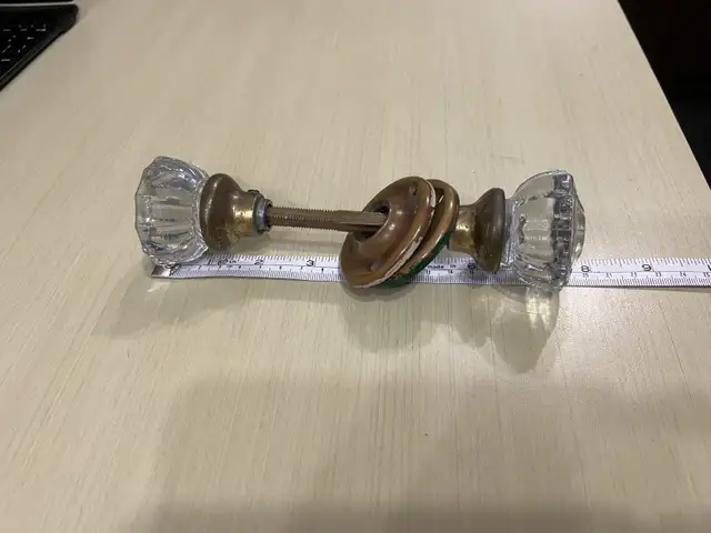 Vintage Crystal and brass door knobs, MIKASA Crystal & Angel in Home Décor & Accents in Calgary - Image 3