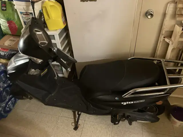 GIO Electric Scooter in Scooters & Pocket Bikes in City of Montréal - Image 2