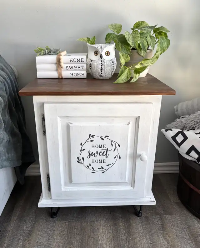Petit meuble blanc sur pattes noires in Coffee Tables in Trois-Rivières - Image 2