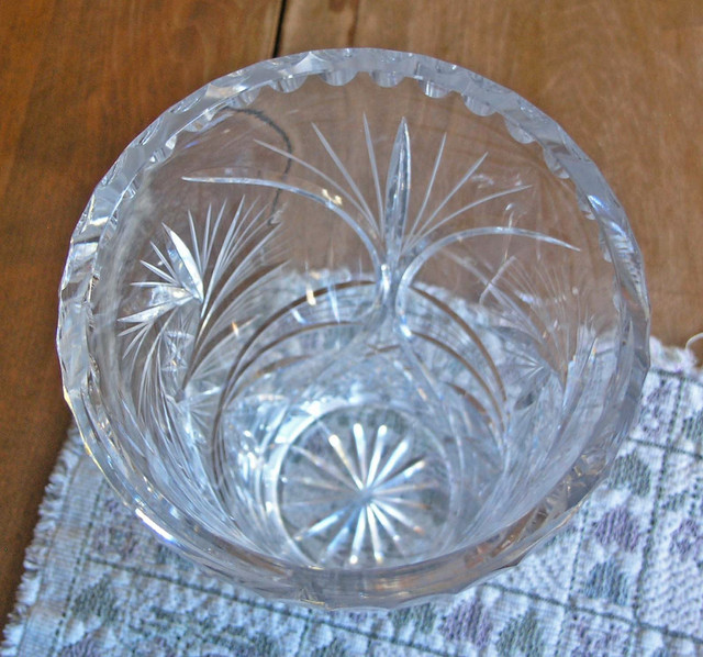 Pinwheel Lead Crystal Vase Large in Arts & Collectibles in Guelph - Image 2