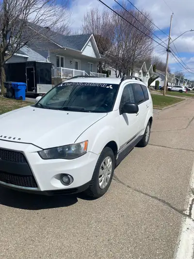 Mitsubishi outlander a vendre peut aller sur la route mais je le vends pour les pièces moteur prends...