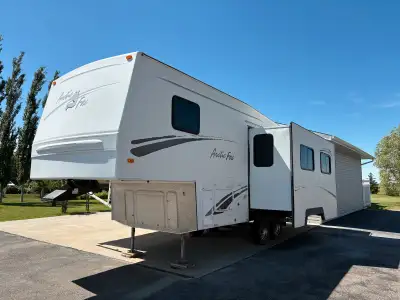 28 ft total length, A/C, solar panel, living room slide, Dexter greasable axles, two 40 lb propane t...