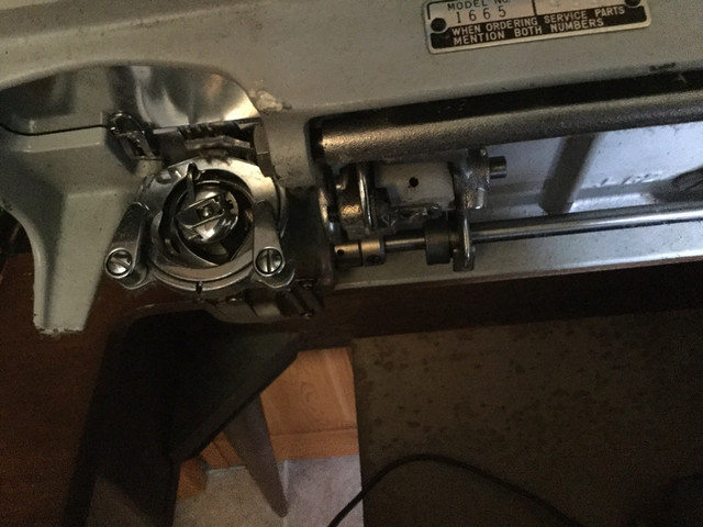 WHITE SEWING MACHINE WITH CABINET AND CHAIR in Hobbies & Crafts in City of Halifax - Image 4