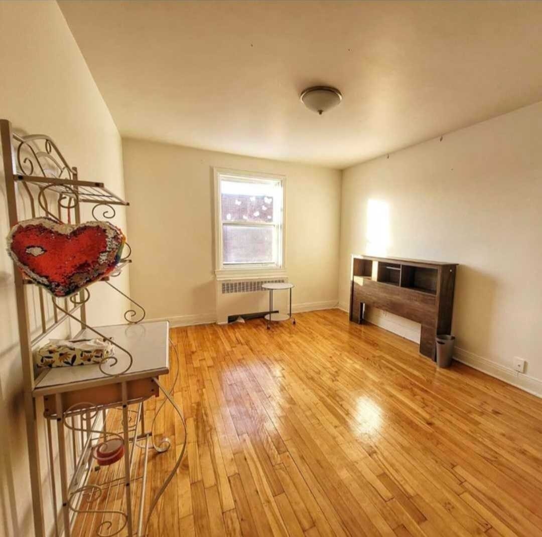 Looking for roommate to share sunny 4 1/2 next to park in NDG — photo 1