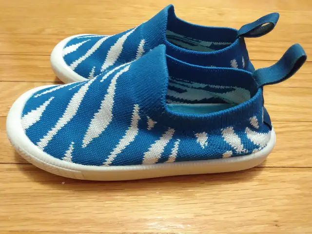 Size 9 - Jan & Jul Xplorer Knit Slip On Shoes (Blue/White) in Kids & Youth in City of Toronto - Image 5