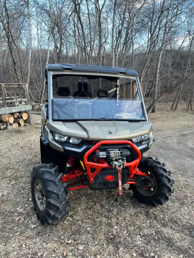 2023 canam defender. Very nice shape Added half doors, roof, half windshield, rear mesh. 2300kms Eng...