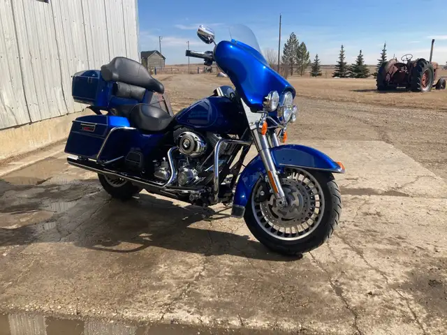 2009 Harley Davidson Electra glide in Street, Cruisers & Choppers in Edmonton - Image 2