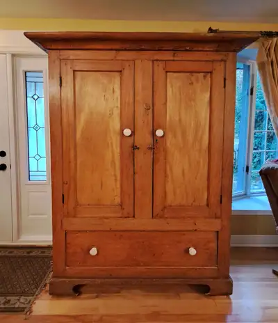 Antiquité // armoire québécoise en pin  chevilles de bois, View more