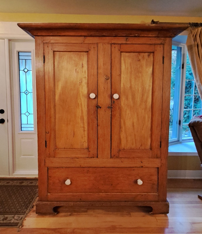 Antiquité // armoire québécoise en pin chevilles de bois Commodes et