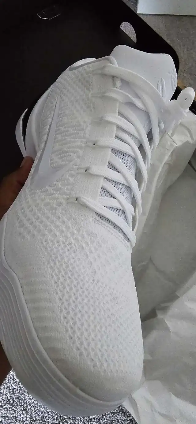 Kobe 9 Elite Low Protro Halo NEW sz 12 shoe in Men's Shoes in Markham / York Region - Image 4