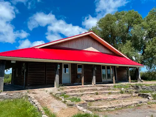****Viewings will commence August 1 for those with completed applications. **** Open concept log hom...