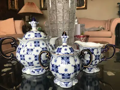 TROIS MORCEAUX: THEIERE,CREMIER ET SUCRIER, CO. BOMBAY,BLEU ET BLANC AVEC DORURES, EXCELENTE ETAT LA...