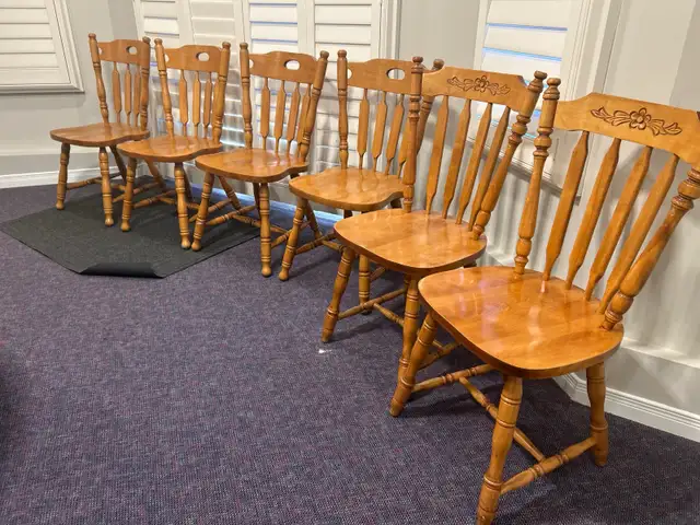 Solid Wood Dining Table and 6 Chairs in Dining Tables & Sets in Oakville / Halton Region - Image 5