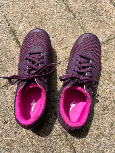 Get ready to hit the trails with these Specialized Women's Remix MTB cycling shoes, designed in a st...