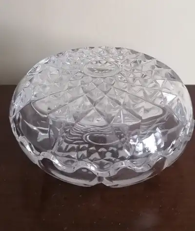 Pretty glittering crystal jewelry bowl with lid. Perfect in any room, never used. no chips. 3 inches
