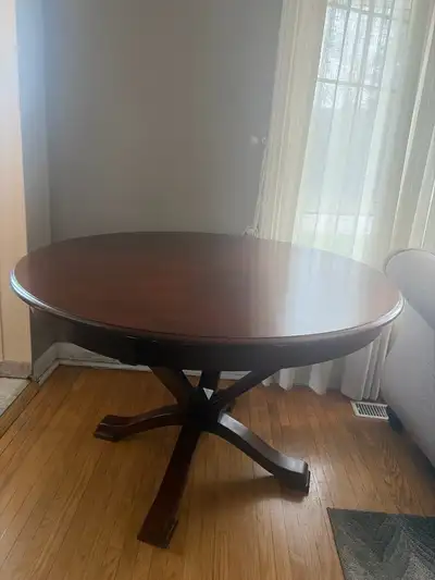 Gently Used Dining Table in great condition. Good colour and doesn’t wiggle.
