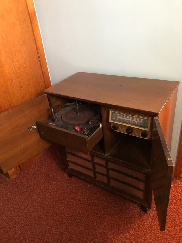 Vintage Victrola Cabinet Radio Record Player and Records in Arts & Collectibles in Lethbridge - Image 2