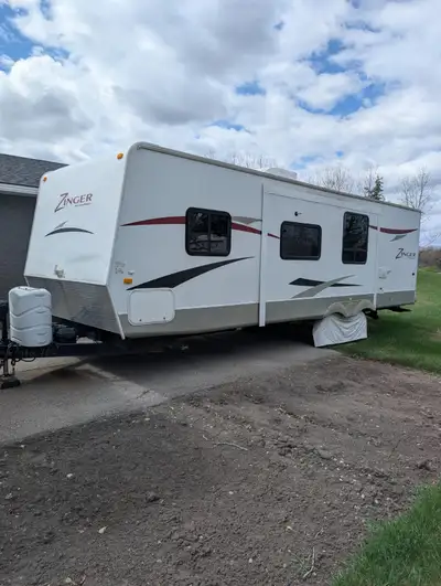 26 feet inside, 31 feet hitch to bumper, dinette and couch in slide, single over single bunk, dual a...
