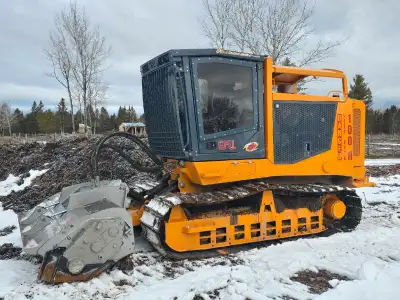 This machine still looks new, currently at 900 hours. Yes this unit is running the new 6.7 engine! #...